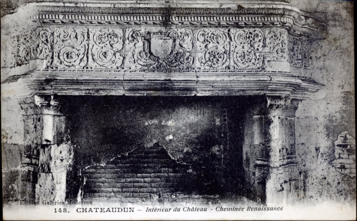 Intérieur du château - Cheminée Renaissance, vers 1919 (carte postale ancienne). - Châteaudun