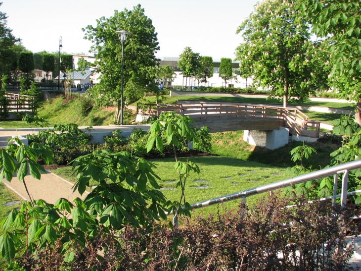 Jardin à l'arrière de la médiathèque face au lycée - Dreux