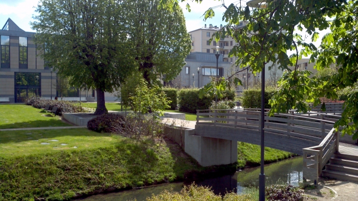 Jardin à l'arrière de la médiathèque face au lycée - Dreux