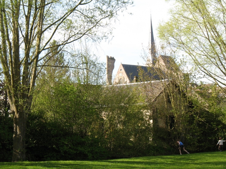 L'église depuis le Parc des Oseraies - Gallardon