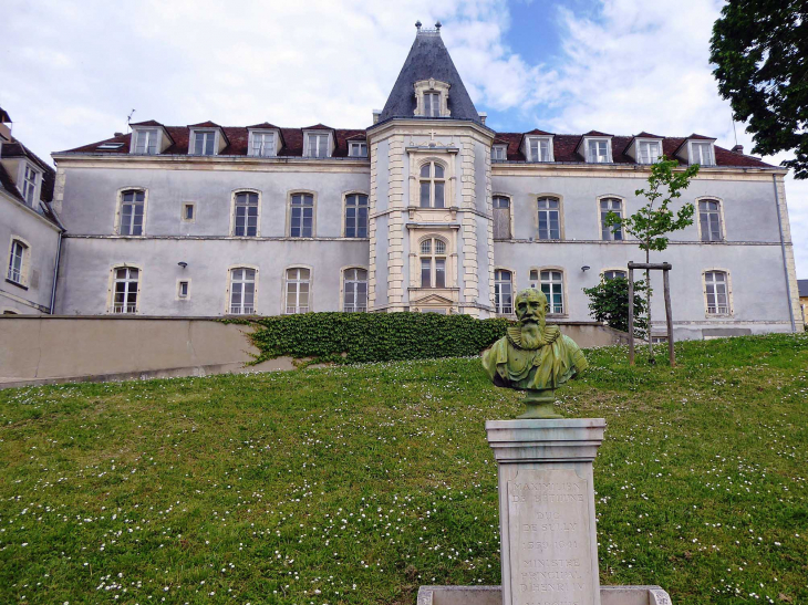 La statue de Sully devant l'Hôtel Dieu - Nogent-le-Rotrou