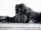 Place de la République - Le monument aux Morts - l'Ecole, vers 1920(carte postale ancienne).