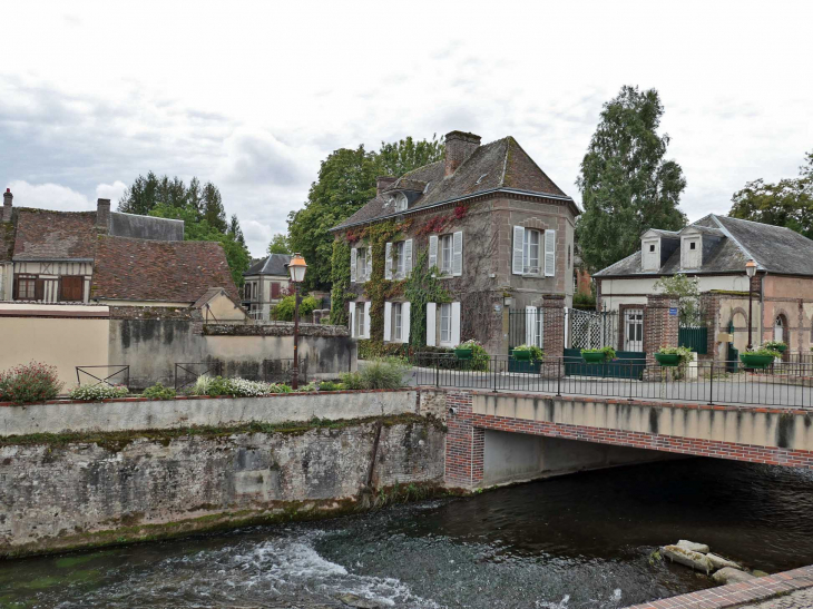 Le village vu de Nonancourt sur l'autre rive de l'Avre - Saint-Lubin-des-Joncherets