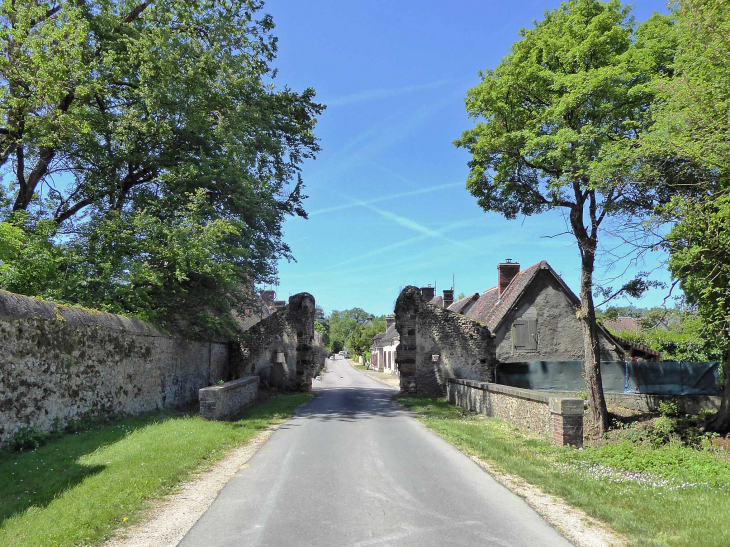 Vestiges de la porte fortifiée à l'entrée du village - Villebon