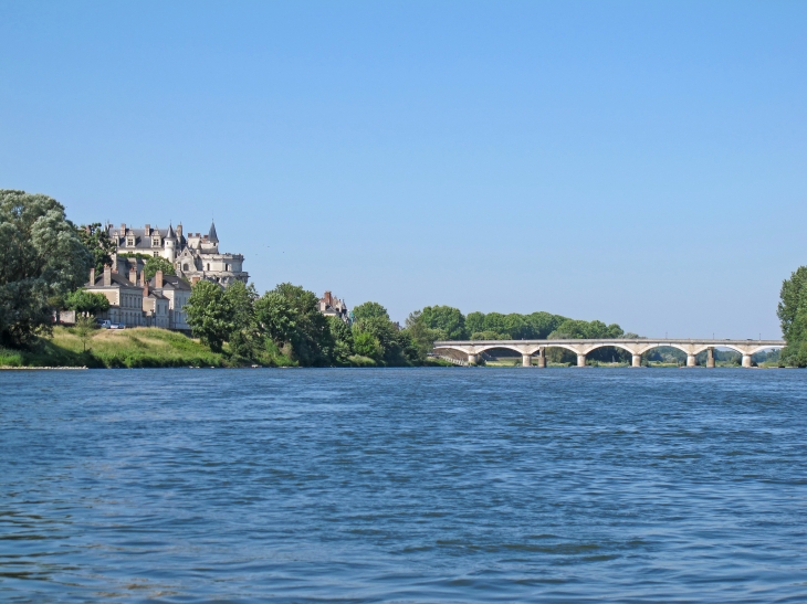Amboise.  Le château et le pont du Général Leclerc (D431)
