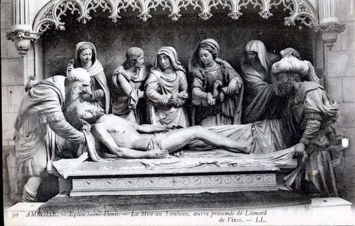 Eglise Saint Denis - La mise au Tombeau, oeuvre présumée de Léonard de Vinci, vers 1910 (carte postale ancienne). - Amboise