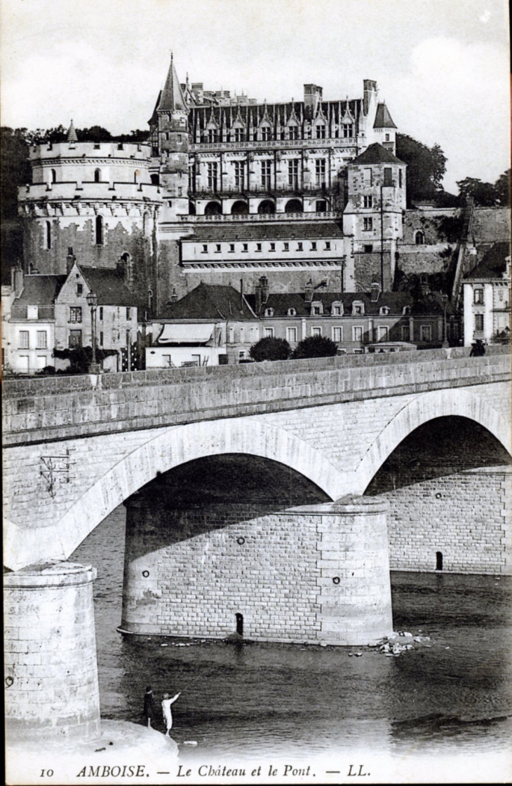 Le Château et le Pont, vers 1910 (carte postale ancienne). - Amboise