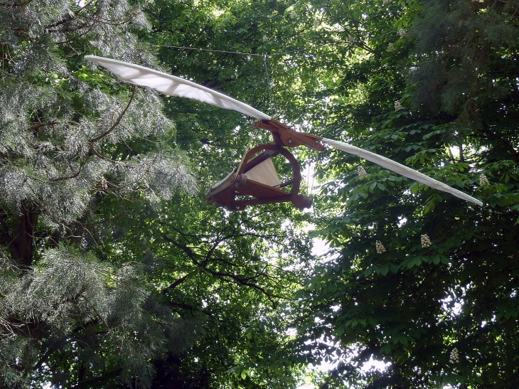 Le clos Lucé : maquette d'une invention de  Léonard de Vinci dans le parc - Amboise