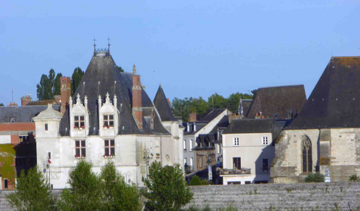 L'hôtel de ville et la ville basse  - Amboise