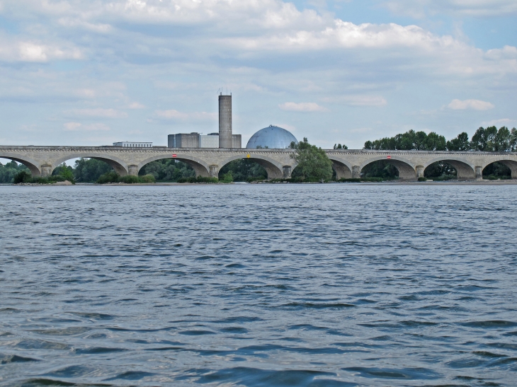 La centrale nucléaire d'Avoine avec le pont de la D749.