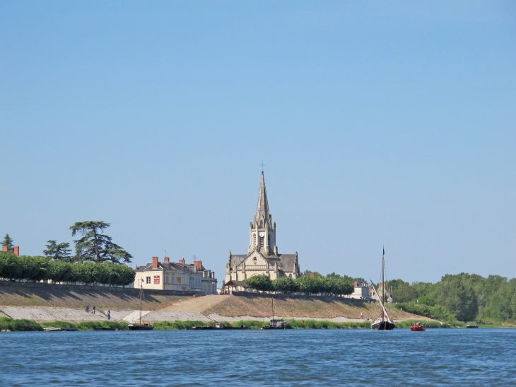 Bréhémont vu depuis la Loire.