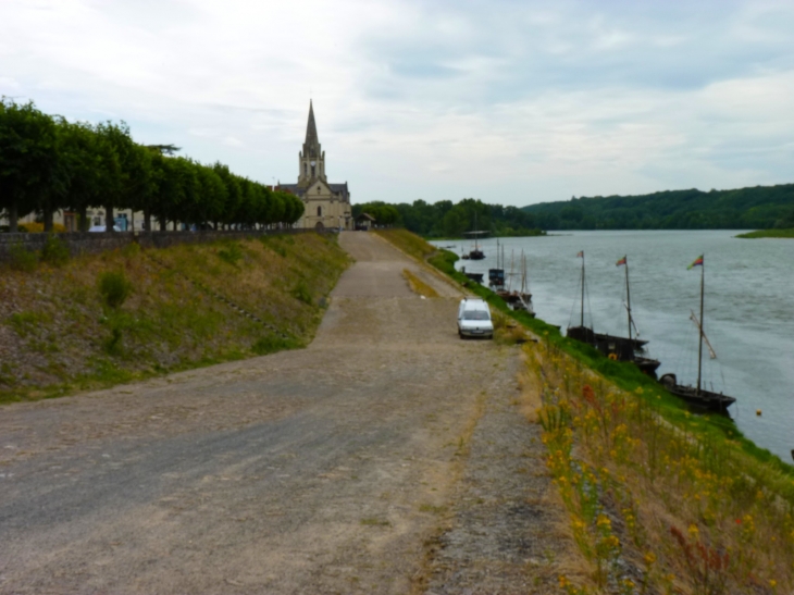 L'église en bord de Loire   Crédit : André Pommiès - Bréhémont