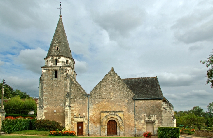 Dierre (Indre-et-Loire)  Eglise Saint Médard de Dierre. Un second collatéral fut ajouté à la nef du côté septentrional au XVIème siècle. Le clocher date de la même période.  Church of Saint Médard Dierre. A second collateral was added to the nave on the n