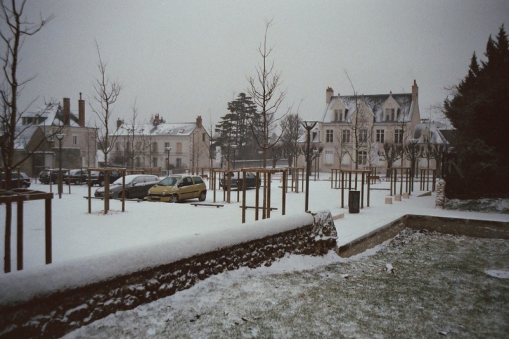 Place de la mairie sous la neige - Fondettes