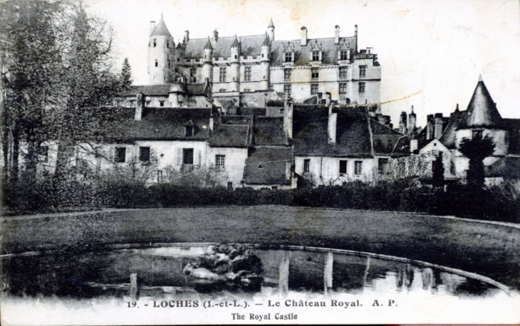 Le château Royal, vers 1920 (carte postale ancienne). - Loches