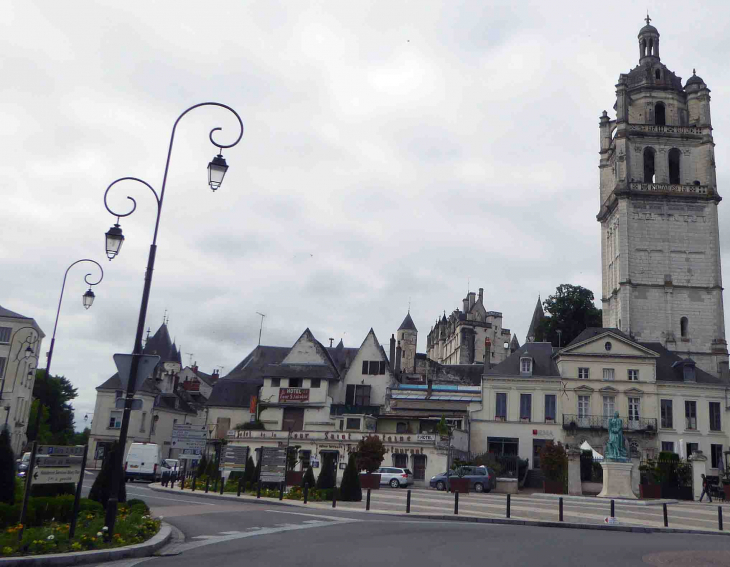 Place de la Marne : la vue sur la ville - Loches