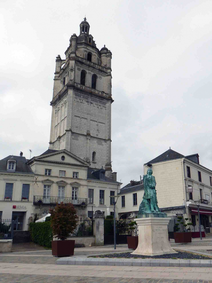 Place de la Marne : la vue sur la  tour Saint Antoine - Loches