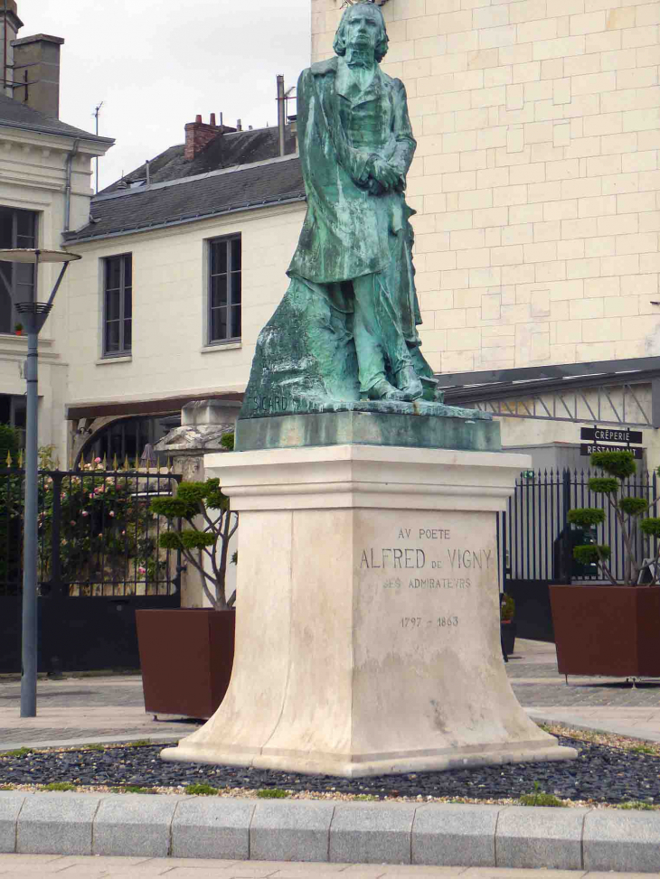 Place de la Marne : la statue d'Alfred de Vigny - Loches