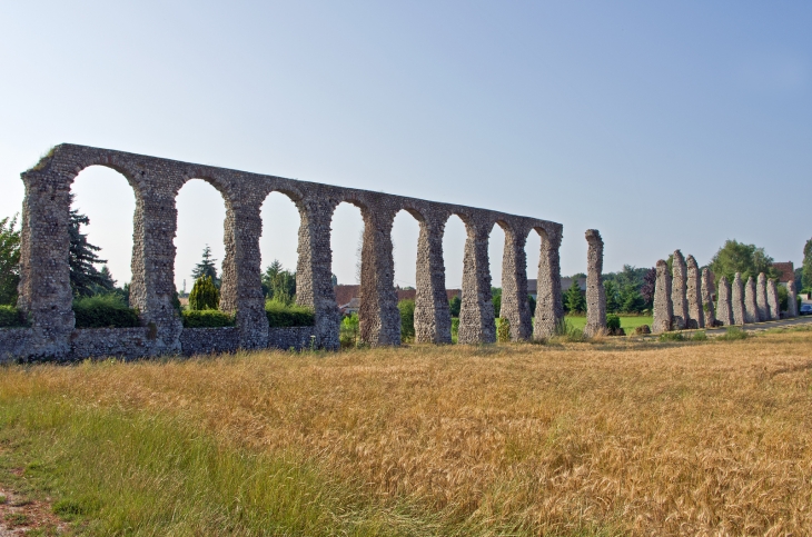 L'aqueduc gallo-romain de Luynes. L'aqueduc est le seul vestige de l'antique cité de Malliacum. Alimenté par la source dite de La Pinnoire, l'édifice, dont il ne subsiste que 44 piles sur 90 au total, est construit sur un mur continu. La hauteur moyenne d