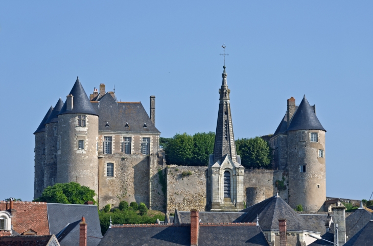 Château de Luynes.  Au Moyen-Âge, le village s'appelait Maillé. Maillé prit le nom de Luynes au XVIIè siècle.  Au Xè siècle, un château est bâti sur le coteau. Il est détruit à la fin du XIe siècle, pendant les conflits entre Anjou et Touraine. Il est rec