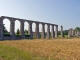 L'aqueduc gallo-romain de Luynes. L'aqueduc est le seul vestige de l'antique cité de Malliacum. Alimenté par la source dite de La Pinnoire, l'édifice, dont il ne subsiste que 44 piles sur 90 au total, est construit sur un mur continu. La hauteur moyenne d