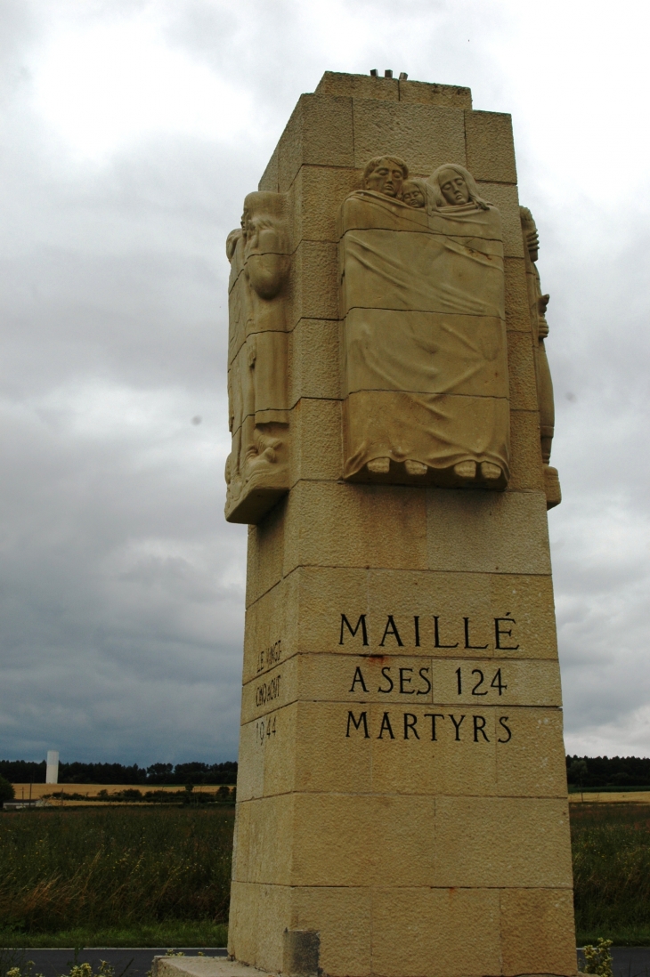 Monument souvenir dédiè aux martyrs tués par les Nazis - Maillé