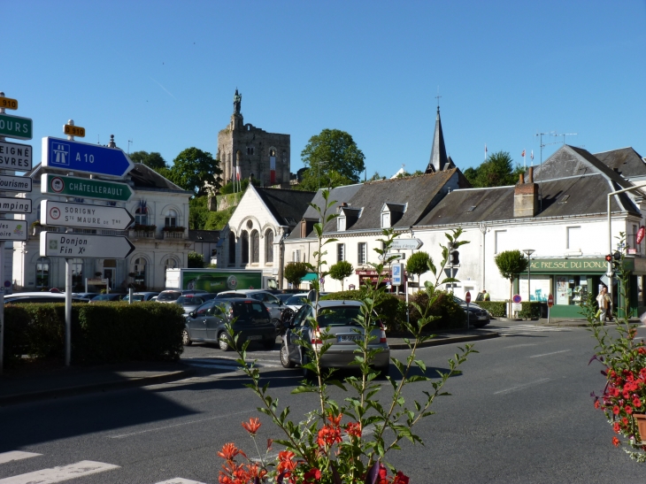 Le village et son célèbre donjon   Crédit : André Pommiès - Montbazon