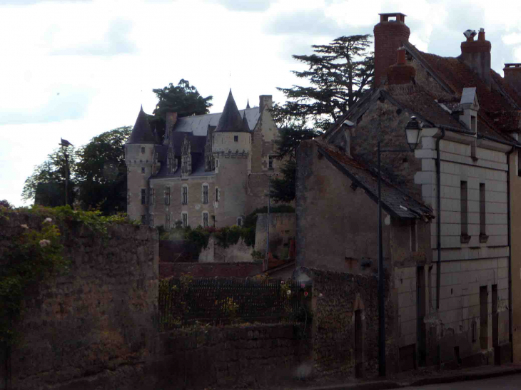 Le château vu de la ville - Montrésor