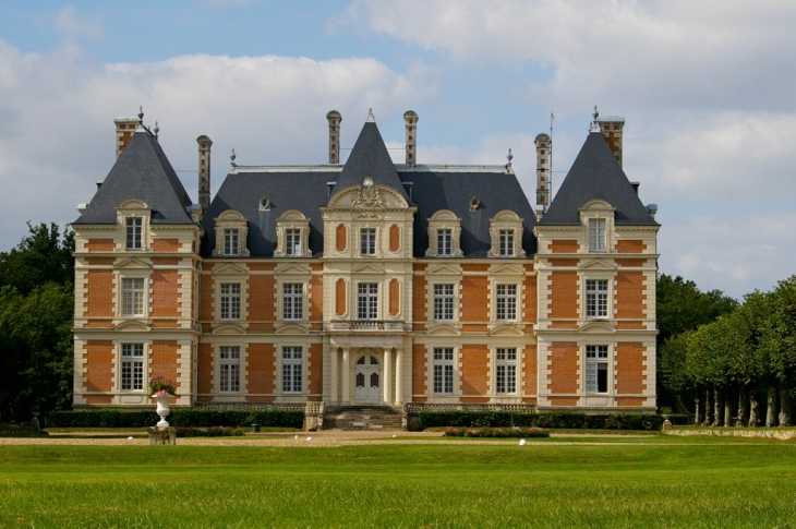 Le château du Mousseau a été bâti en 1878 dans le style néo-Renaissance.  Mousseau's castle was built in 1878 in Neo-Renaissance style.  - Orbigny