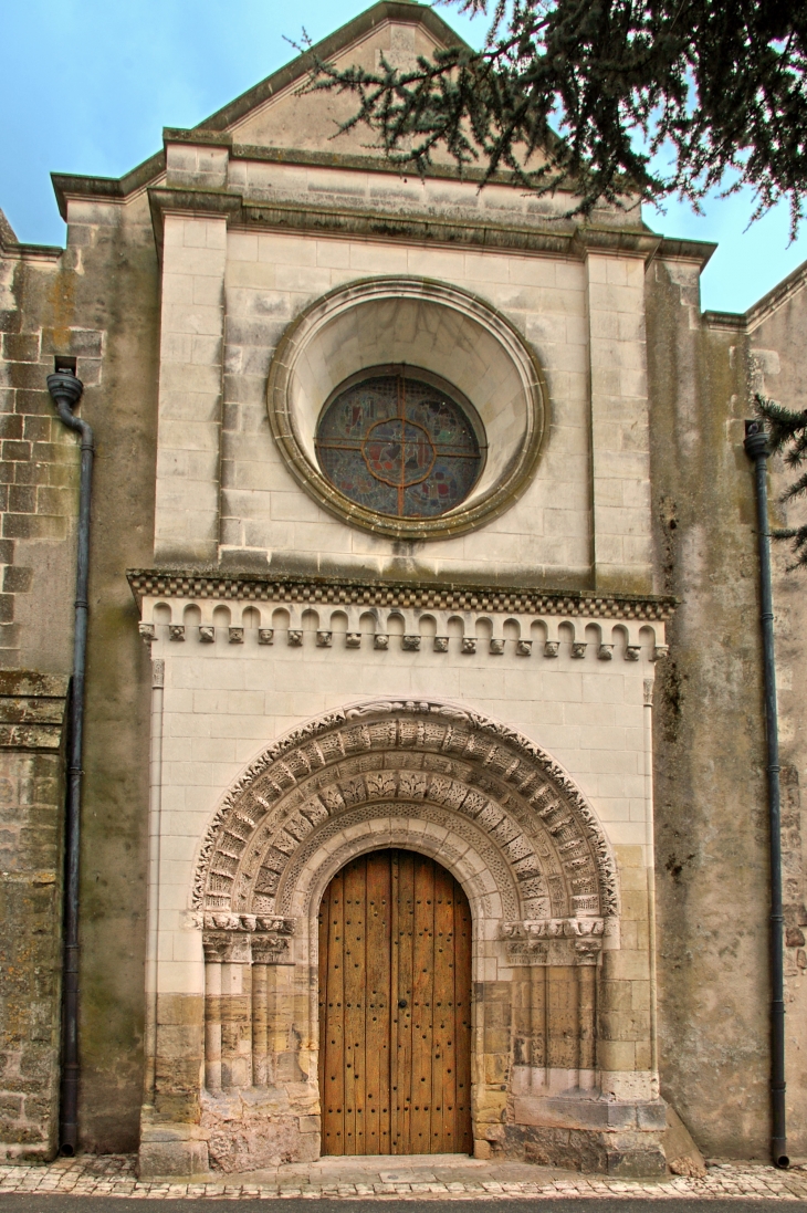‪ Saint-Martin-le-Beau ‬ (Indre-et-Loire)  St. Martin's Church: It is dated the twelfth and sixteenth centuries. Remarkable by its Romanesque portal (one of the finest in Touraine).  A bloody battle in 903 would have opposed the Normans to Touraine, Toura