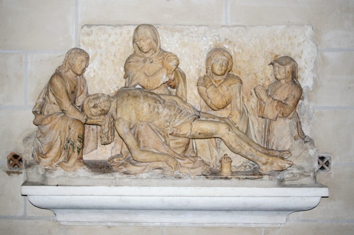 Eglise de Saint-Martin-le-Beau (Indre-et-Loire)  Groupe sculpté du 16ème siècle: Vierge de Pitié. 