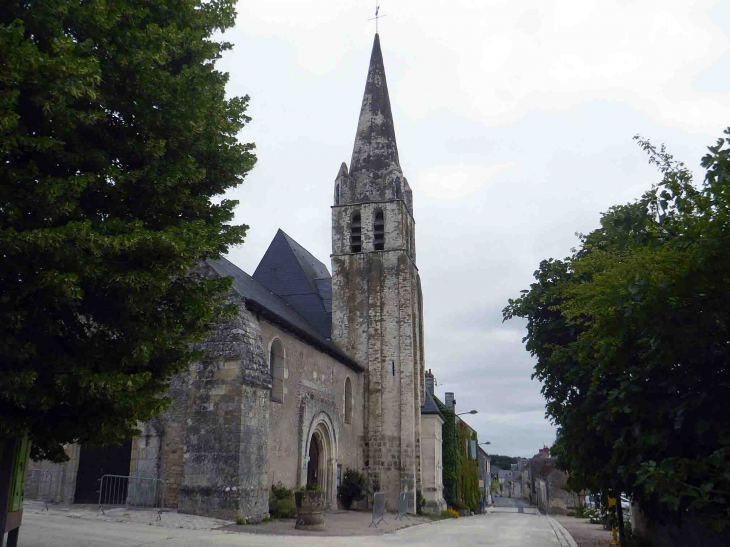 L'église dans le village - Saint-Quentin-sur-Indrois