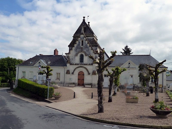 La mairie et l'église - Saint-Règle