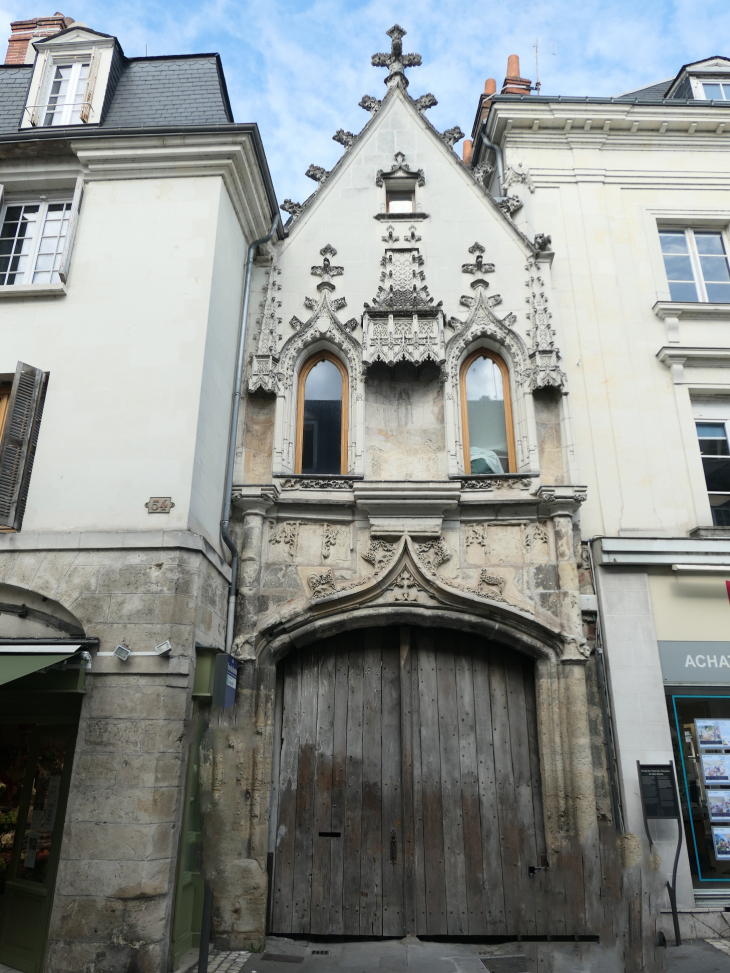 Place du Grand Marché : portail des trésoriers de Saint Martin - Tours