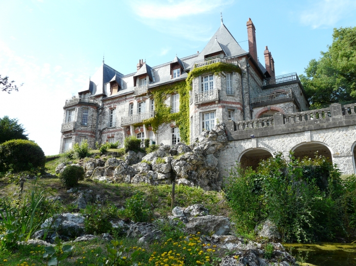 Le château   Crédit : André Pommiès - Truyes