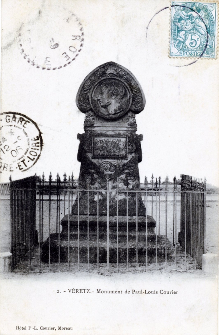 Monument de Paul Louis Courier, vers 1906 (carte postale ancienne). - Véretz