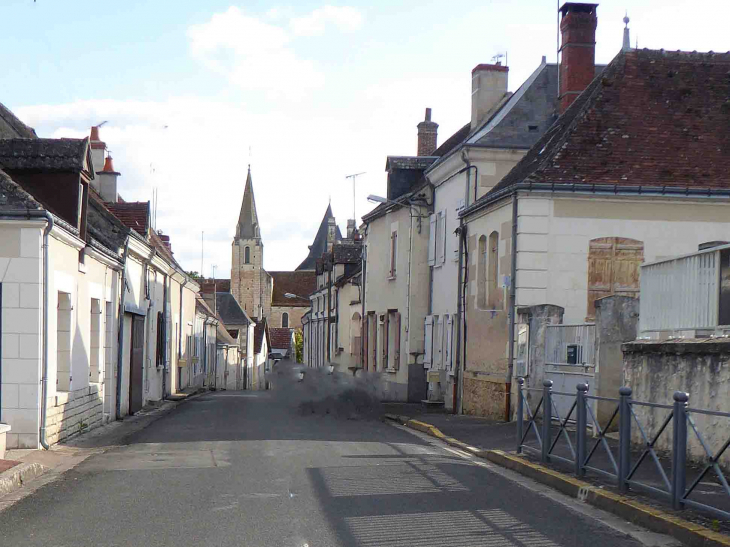La rue principale vers l'église - Verneuil-sur-Indre