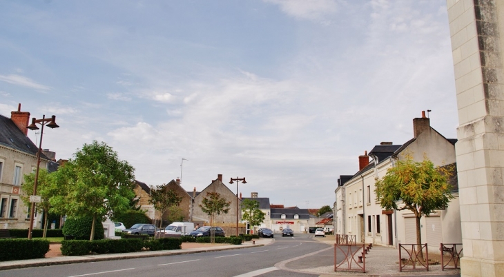 Le Village - Villeperdue