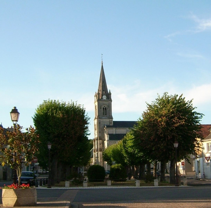 La Place Mado Robin et l'église - Yzeures-sur-Creuse