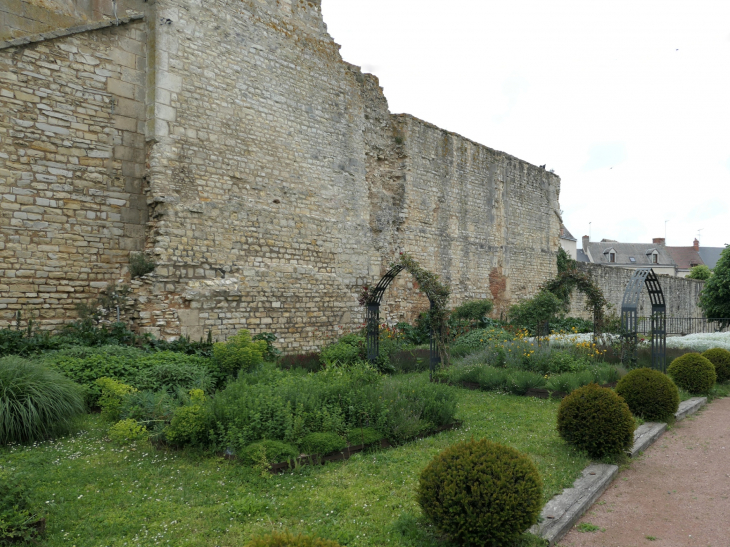 Vestiges de l'ancienne abbaye - Déols