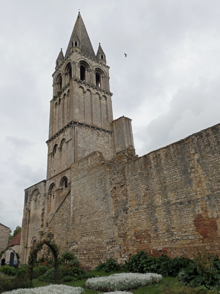 Le clocher de l'ancienne abbatiale - Déols