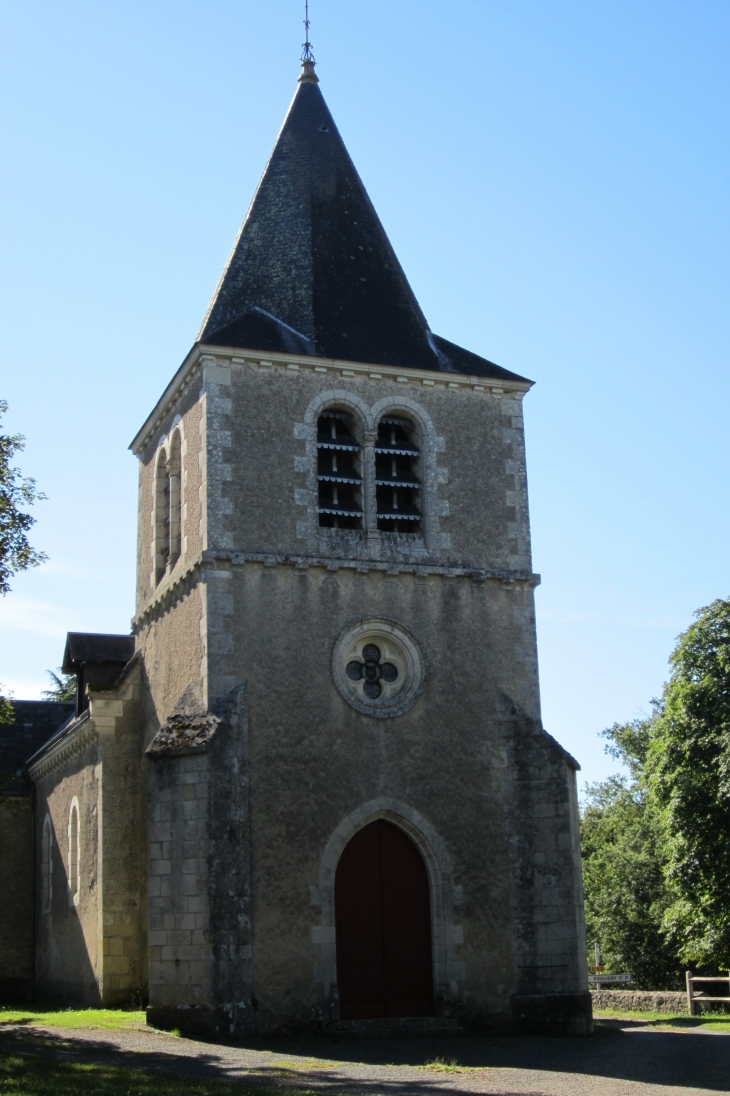 L'église St-Jacques, à FONTGOMBAULT (Indre).