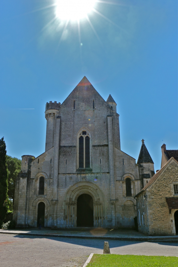 L'église abbatiale de l'Abbaye Notre Dame. - Fontgombault