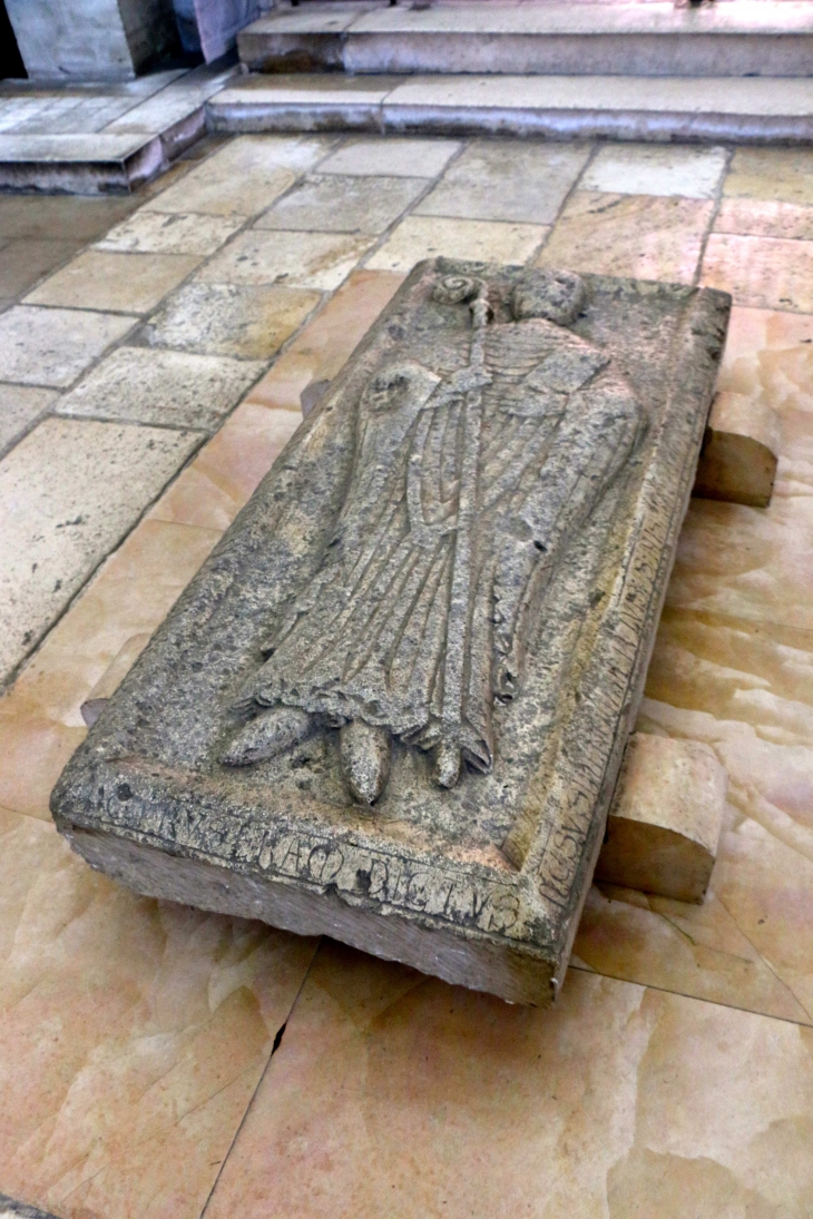 Dans le centre de la nef de l'église Abbatiale : pierre tombale. - Fontgombault