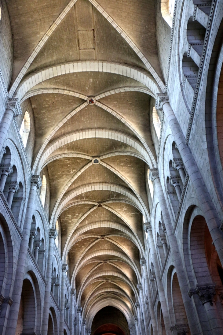 Eglise Abbatiale : le plafond de la nef. - Fontgombault