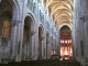 Photo suivante de Fontgombault La nef vers le choeur et collatéral de gauche. Eglise Abbatiale.