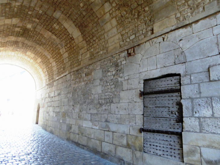 La porte de l'horloge : le passage - Issoudun