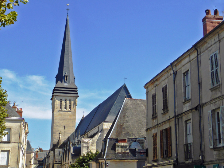 La rue de la République vers l'église Saint Cyr - Issoudun