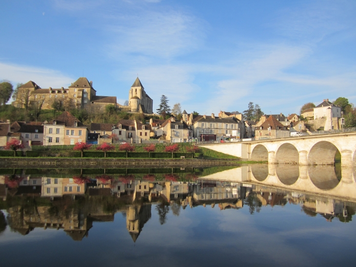 Le pont du BLANC, sur la Creuse et Château Naillac. - Le Blanc