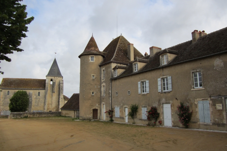 Le Château Naillac et l'église St-Cyran, en ville haute, au BLANC. - Le Blanc